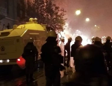 Βίντεο: Κουκουλοφόροι επιχειρούν να κάψουν τα τεθωρακισμένα οχήματα της Αστυνομίας - «Βροχή» μολότοφ από ταράτσες